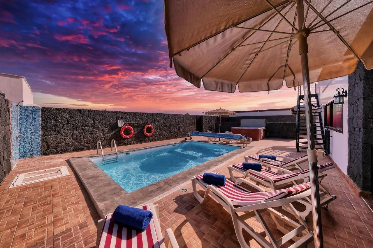 Villa Aurelia-Pool, Jacuzzi And Solarium Playa Blanca  0*, Playa Blanca (Lanzarote)